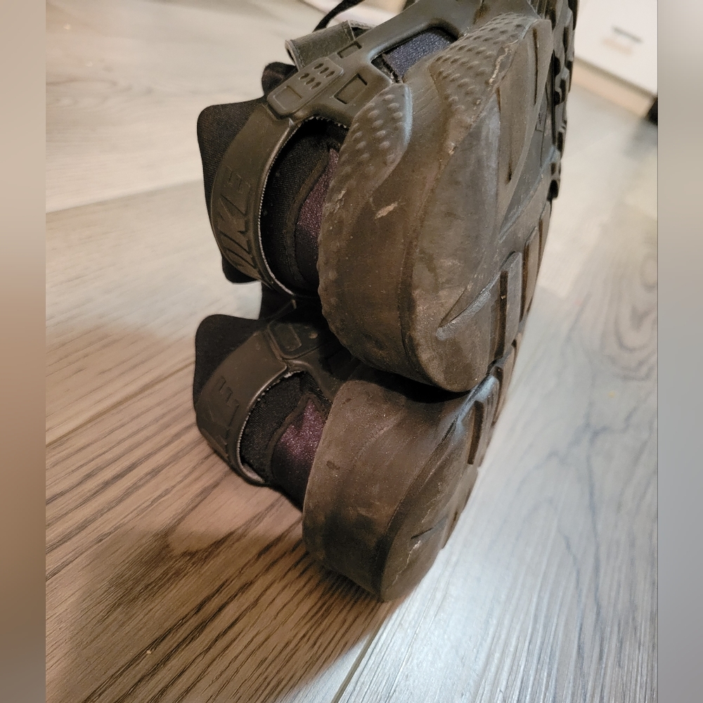 Nike 7Y triple black huaraches - Picture 4 of 5